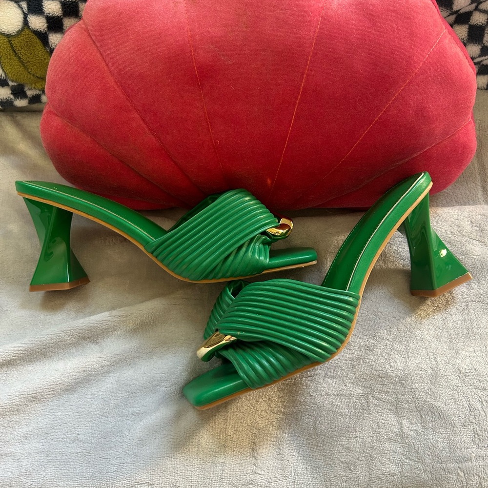 unique green sandals! 💚🍋‍🟩 - Picture 3 of 6